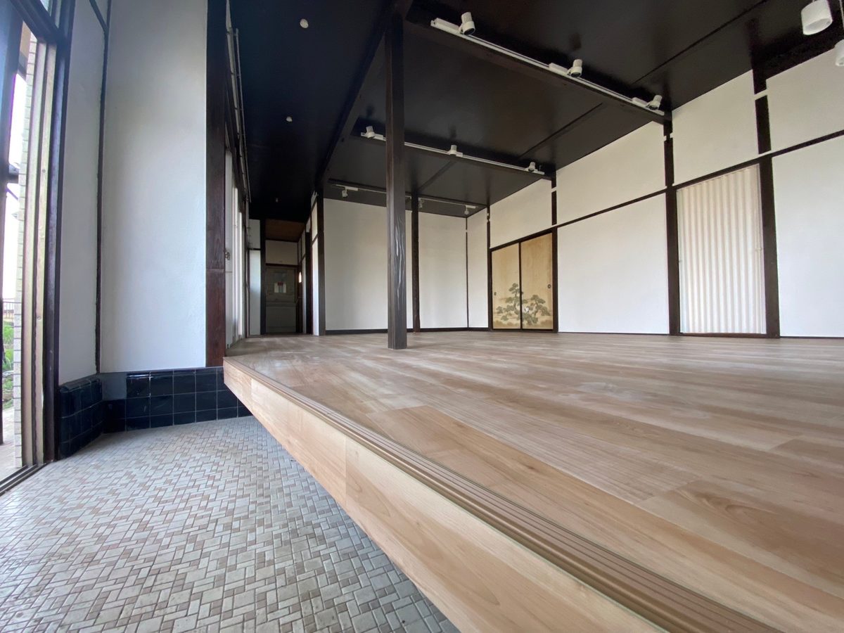 施工後：川越市 M様邸 内装リフォーム。明るい無垢フローリングと白壁、スポットライト天井に生まれ変わった空間