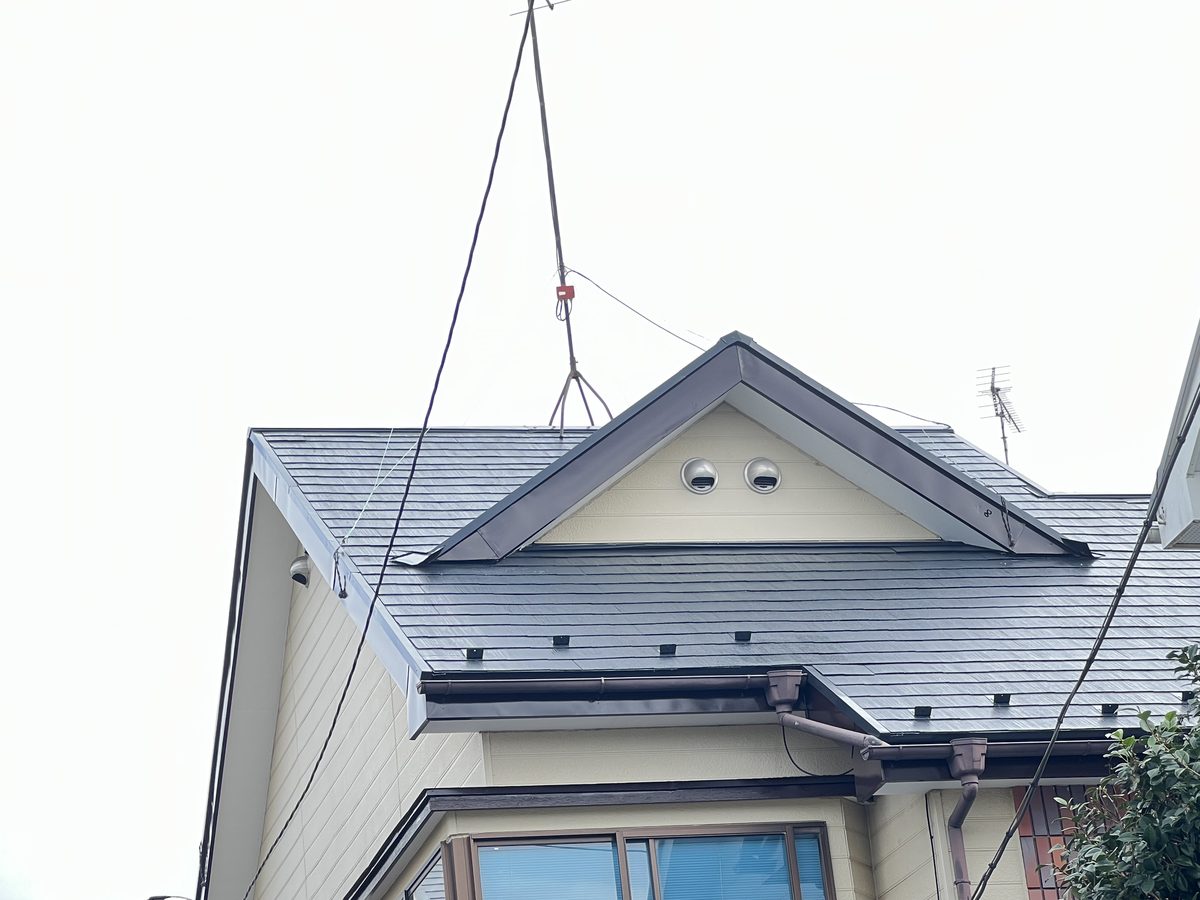 施工後：前橋市 K様邸 屋根塗装。ダークグレーに塗り直した美しい屋根